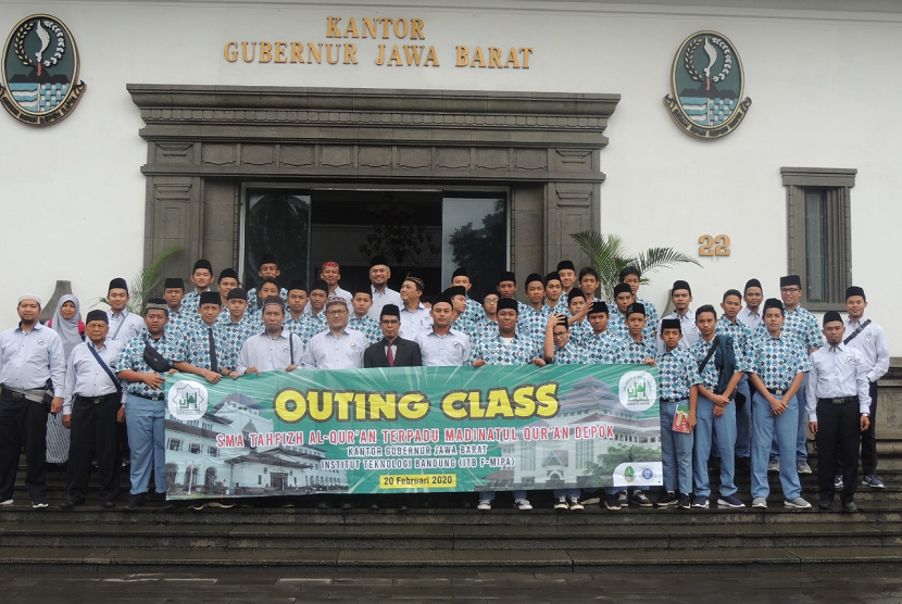  SMA Tafizh Alquran Terpadu Madinatul Qur’an Depok berkunjung ke balai kota Bandung atau Gedung Sate. 