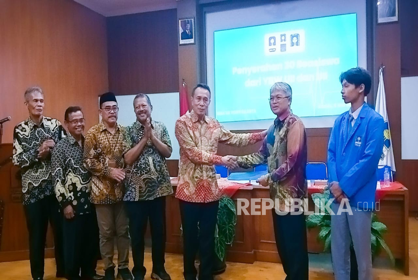 SMA Universitas Islam Indonesia (UII) menyelenggarakan pertemuan orang tua siswa calon penerima beasiswa dari Yayasan Badan Wakaf (YBW) UII dan UII di Ruang AVA SMA UII Yogyakarta, Kamis (8/5/2025). Acara ini dihadiri oleh kepala sekolah, perwakilan universitas, yayasan, dan para orang tua siswa.