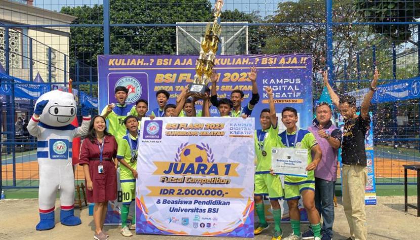 SMA YP Karya Kota Tangerang dinobatkan sebagai tim juara pada cabang olah raga (cabor) futsal di laga Sport Competition BSI Flash.