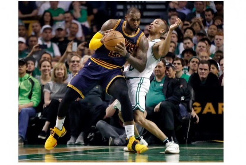 Small forward Cleveland Cavaliers (kostum hitam) berusaha melewati pemain Boston Celtics.