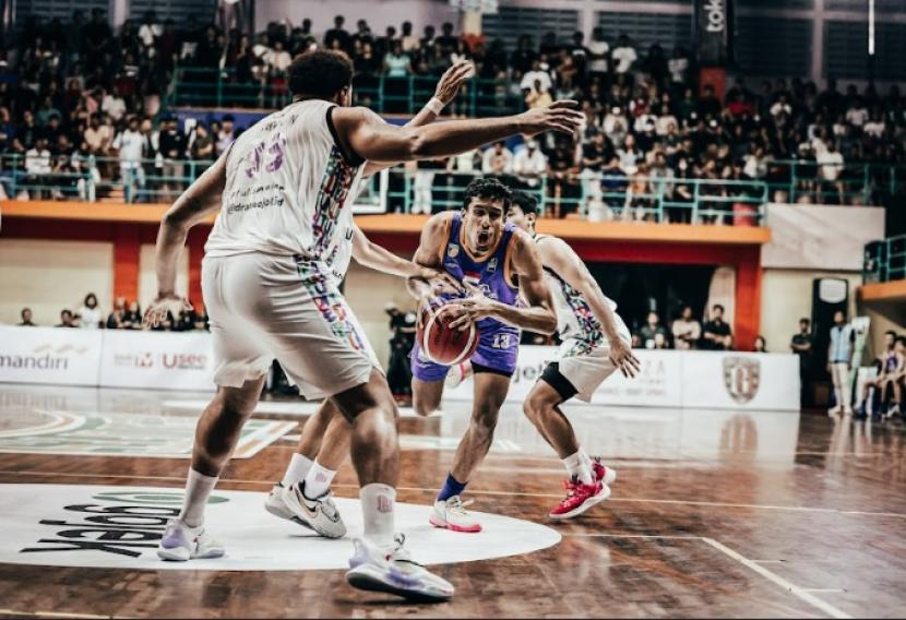 Small forward Satria Muda Pertamina, Ali Bagir, berusaha menembus pertahanan Bali United Basketball pada gim pertama playoff IBL 2023 di GOR Merpati, Denpasar, Bali, Kamis (6/7/2023),