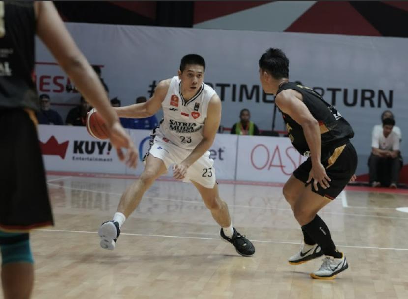 Small forward Satria Muda Pertamina Avan Seputra membawa bola pada laga semifinal IBL All Indonesian 2024 melawan Dewa United di Hall Basket Senayan, Jakarta, Ahad (29/9/2024). Satria Muda menang 75-59 dan lolos ke final menghadapi Pelita Jaya.