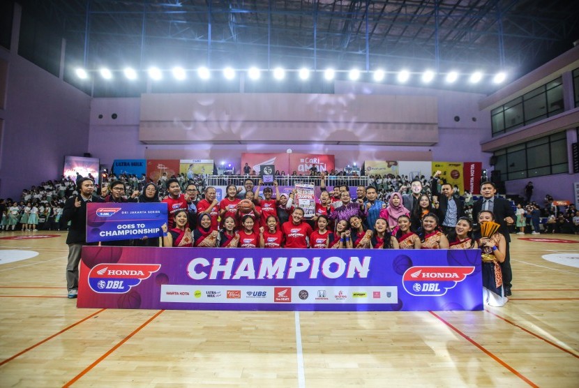 SMAN 1 Jakarta berhasil menjadi juara putri Honda DBL 2019 DKI Jakarta Series-North Region usai mengalahkan SMA Santa Ursula dengan skor 37-33.