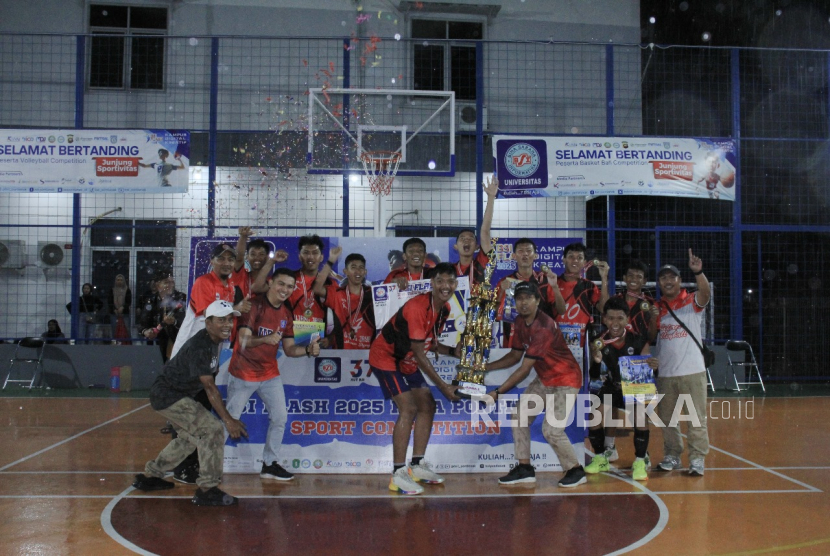 SMAN 1 Menpawash menyabet juara pertama Volleyball Competition BSI Flash 2025.