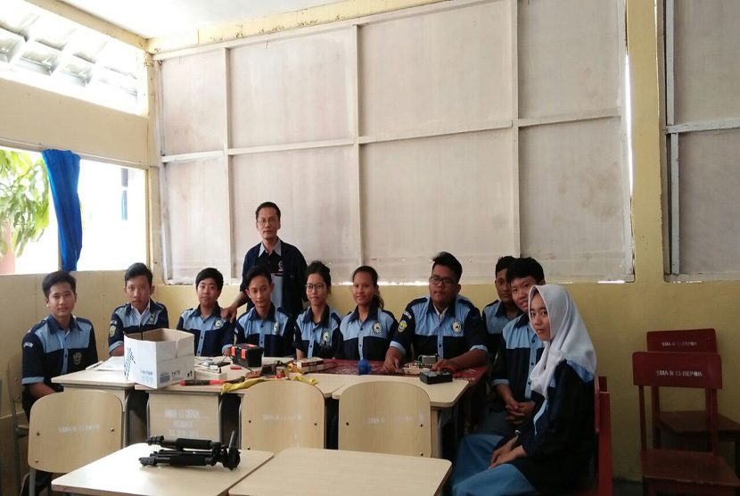 SMAN 13 Depok menggelar launching ekstrakurikuler bertajuk Life Skill Tata Boga dan Elektro di salah satu ruang sekolah, Selasa (14/2).