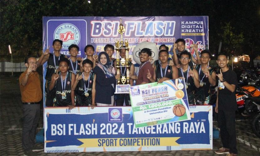 SMAN 28 Kabupaten Tangerang berhasil menjadi juara pertama kompetisi basket BSI Flash 2024.