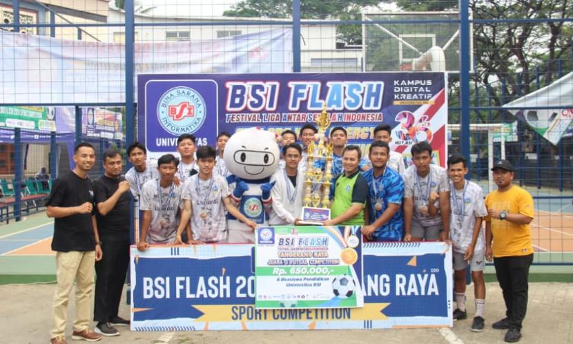 SMAN 3 Kabupaten Tangerang meraih juara 3 kompetisi futsal BSI Flash 2024.