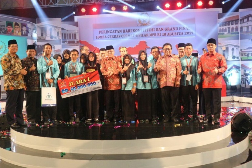 SMAN 3 Tenggarong Kalimantan Timur, berhasil menjadi Juara I Lomba Cerdas Cermat (LCC) 4 Pilar MPR Tahun 2017. 