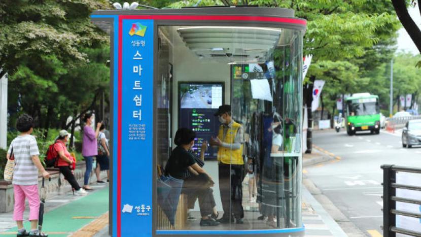 Smart shelter atau halte bus cerdas di Seoul, Korea Selatan.