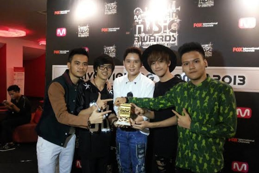Smash menunjukkan penghargaan yang mereka raih di ajang Mnet Asian Music Awards 2013