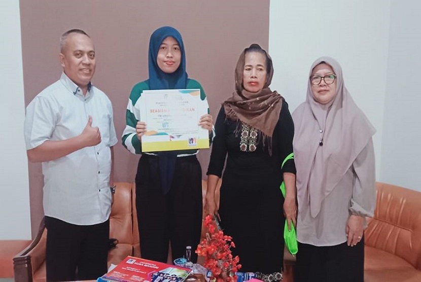 SMK Barunawati dengan bangga menerima kunjungan istimewa dari Kampus Digital Bisnis, Universitas Nusa Mandiri (UNM). Kedatangan UNM yang diwakili kepala kampus UNM kampus Kramat, Ishak Kholil untuk memberikan Beasiswa Prestasi pada siswa berprestasi di sekolah tersebut.