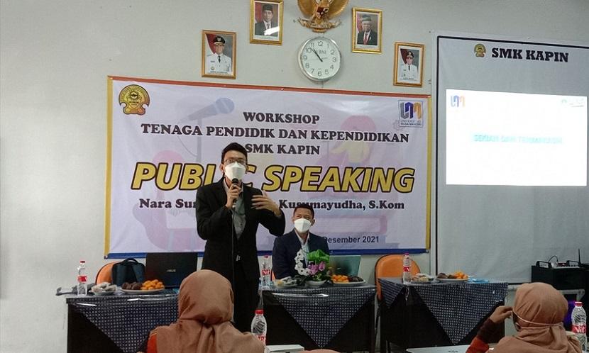SMK Kapin, Jakarta, bekerja sama dengan Universitas Nusa Mandiri (UNM) sukses menyelenggarakan pelatihan public speaking bagi guru,
