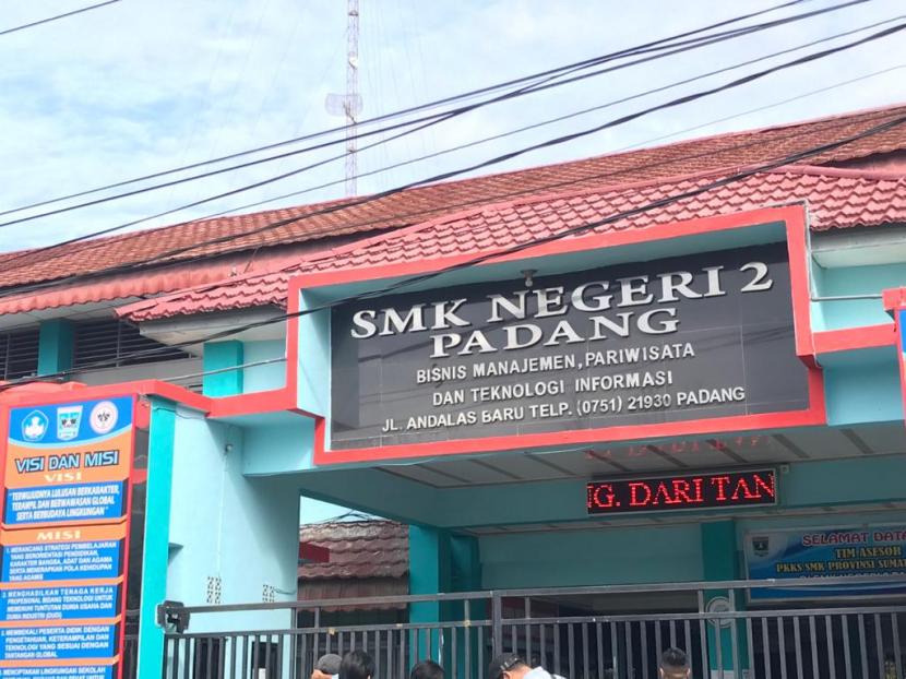 DPRD Sumbar Gelar RDP Membahas SKB Tiga Menteri. Foto:   SMK Negeri 2 Padang yang sedang jadi sorotan karena pro kontra aturan siswi memakai jilbab|.