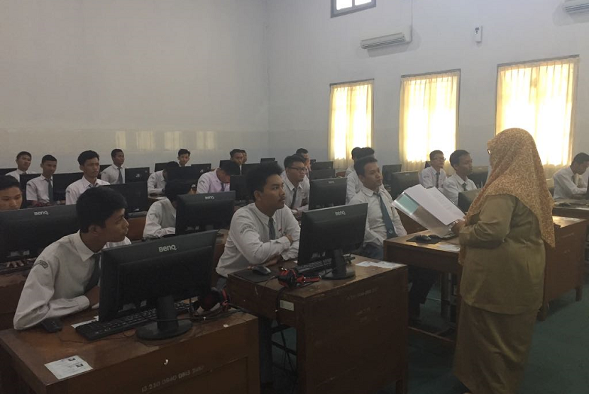  SMK Negeri 3 Yogyakarta melaksanakan UNBK.