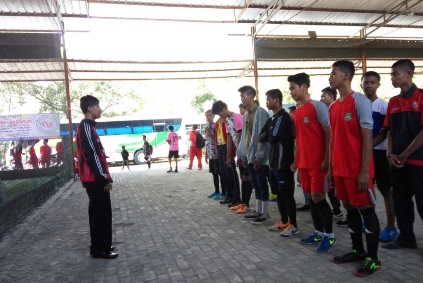  Staf Bidang Kemahasiswaan AMIK BSI Tegal Angga Ardiansyah membuka turnamen futsal dalam rangka HUT ke-29 BSI.