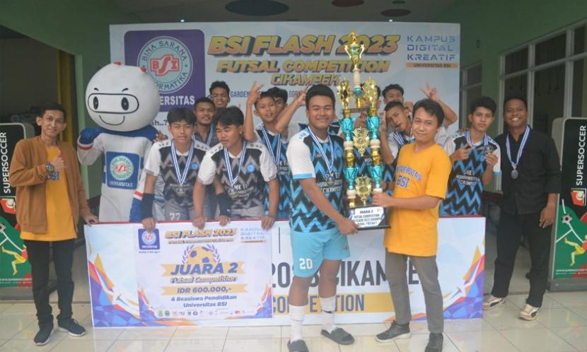 SMK TI Muhammadiyah raih prestasi membanggakan dengan memastikan sebagai juara 2 dalam Futsal Competition BSI FLASH 2023 Cikampek.