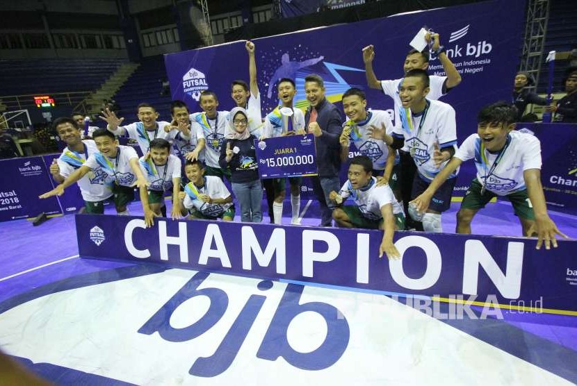 SMKN 1 Kabupaten Garut berhasil menjuarai Kompetisi BJB Futsal Championship 2018, di Gor C-Tra Arena, Kota Bandung, Ahad (30/9).