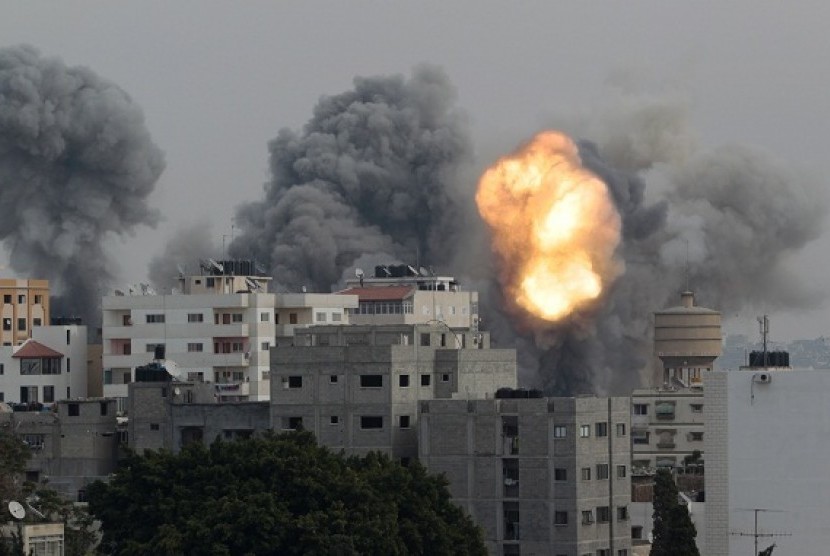 Smoke and explosion are seen during Israeli air strikes, witnessed by a Reuters photographer, in Gaza City November 21, 2012. Indonesian President Susilo Bambang Yudhoyono raises the isu of escalation between Israel and Gaza during his meeting with US Pres