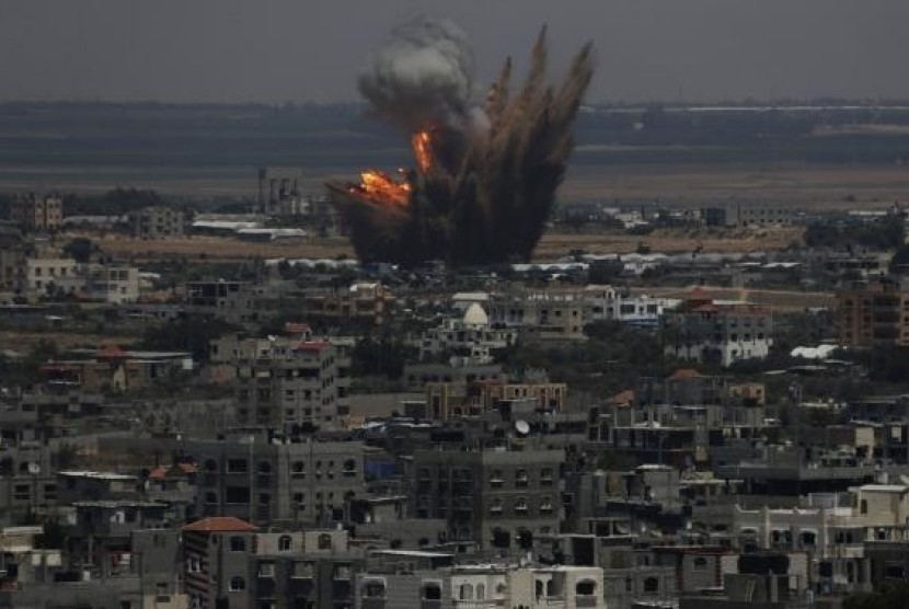 Smoke and flames are seen following what police said was an Israeli air strike in Rafah in the southern Gaza Strip July 8, 2014.