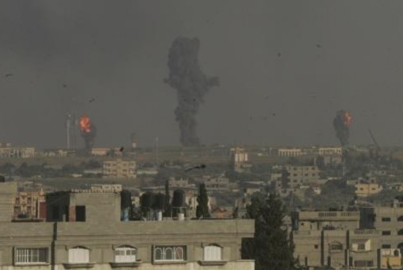 Smoke and flames are seen following what witnesses said were Israeli air strikes in Rafah in the southern Gaza Strip July 7, 2014.