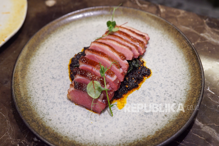 Smoke Duck Madura di A.RA.SA Restaurant & Bar yang berlokasi di Ascott Menteng Jakarta.
