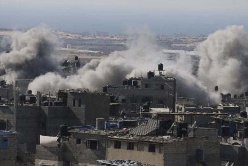 Smoke is seen following what police said was an Israeli air strike in Rafah in the southern Gaza Strip July 9, 2014.