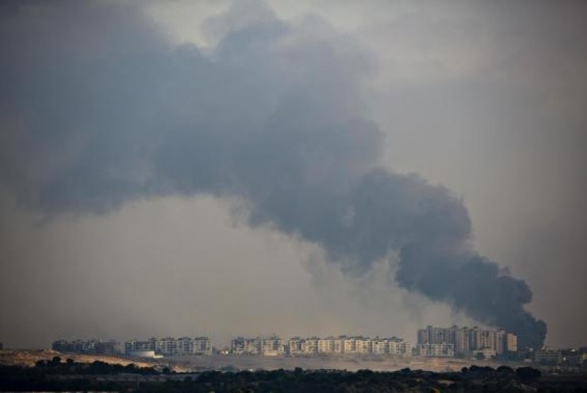Smoke rises after an explosion in the northern Gaza Strip July 29, 2014.