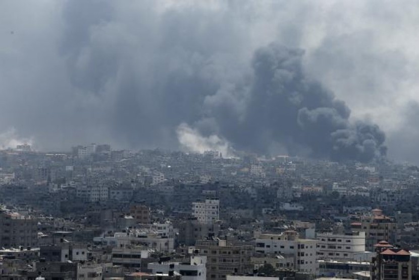 Smoke rises during what witnesses said were heavy Israeli shelling at the Shejaia neighbourhood in Gaza City July 20, 2014. 