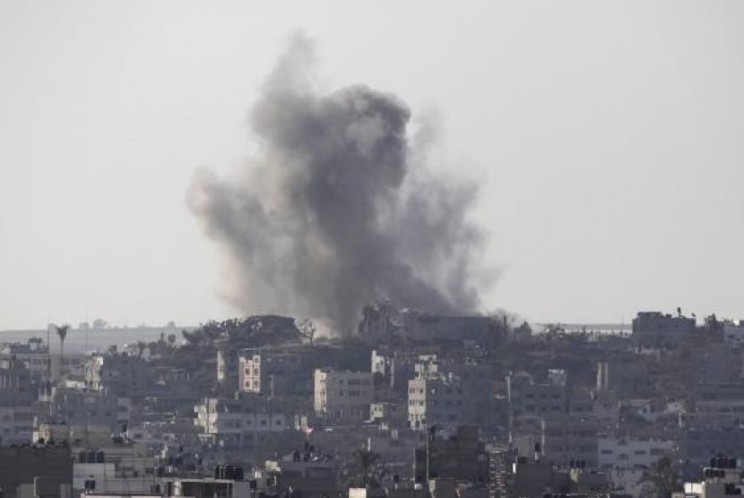 Smoke rises following what witnesses said was an Israeli air strike in Gaza August 20, 2014.