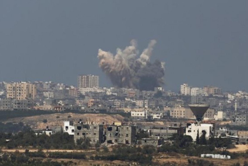Smoke rises in the Gaza Strip after an Israeli strike August 8, 2014.