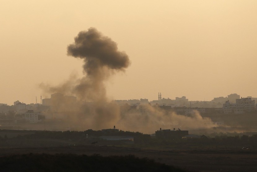 Smoke rises in the Gaza Strip after an Israeli strike as seen from the Israeli border August 9, 2014. Israel launched more than 30 air attacks in Gaza on Saturday, killing five Palestinians, and militants fired rockets at Israel as the conflict entered a s