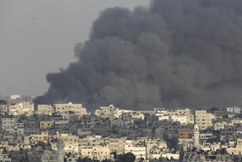 Smokes rises during an Israeli ground offensive in the east of Gaza City July 23, 2014.