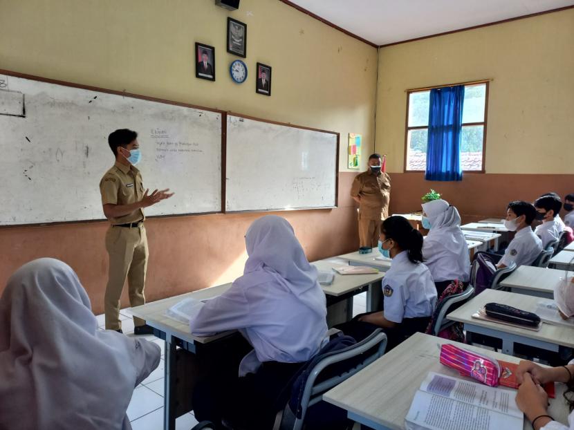 SMP 43 Kota Bandung mulai menjalankan pembelajaran tatap muka (PTM) dengan kehadiran 100 persen, Senin (10/1). Sebanyak 330 sekolah di Kota Bandung berbagai jenjang mulai melaksanakan PTM 100 persen.