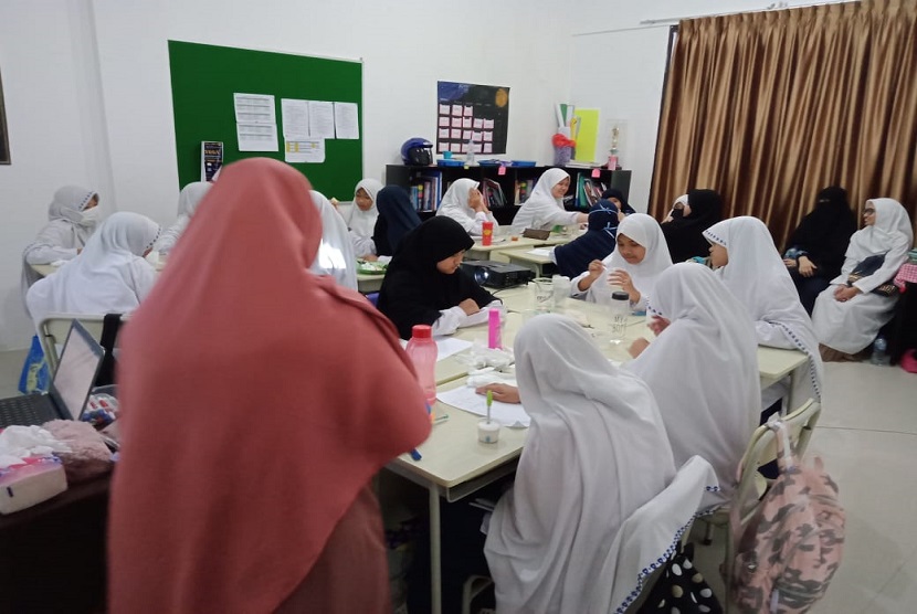 SMP Al Imam Islamic School menggelar PVC yang mengajak orang tua belajar di kelas