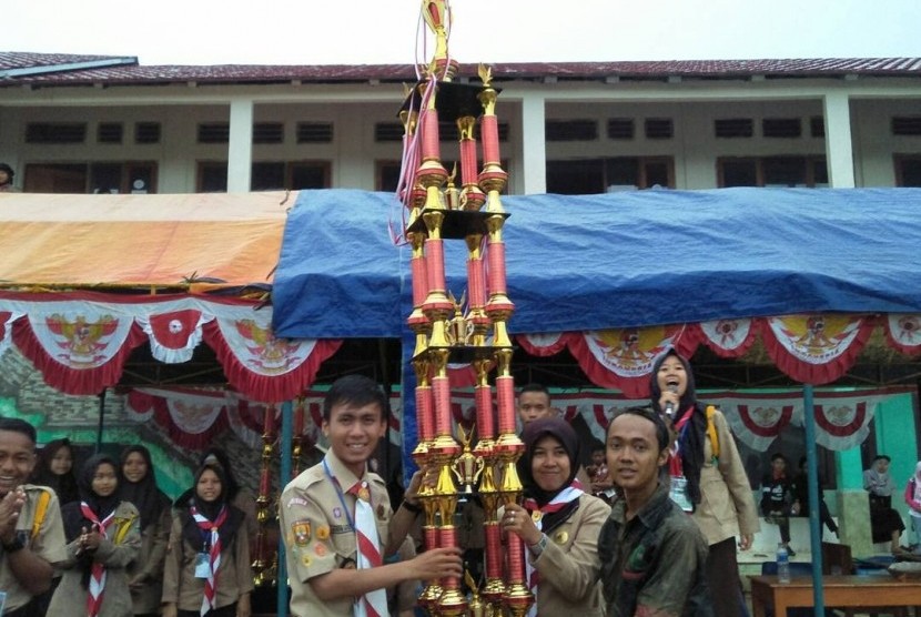 SMP Al-Mukhlisin Ciseeng, Bogor, berhasil meraih Juara Umum Kian Santang 2017.