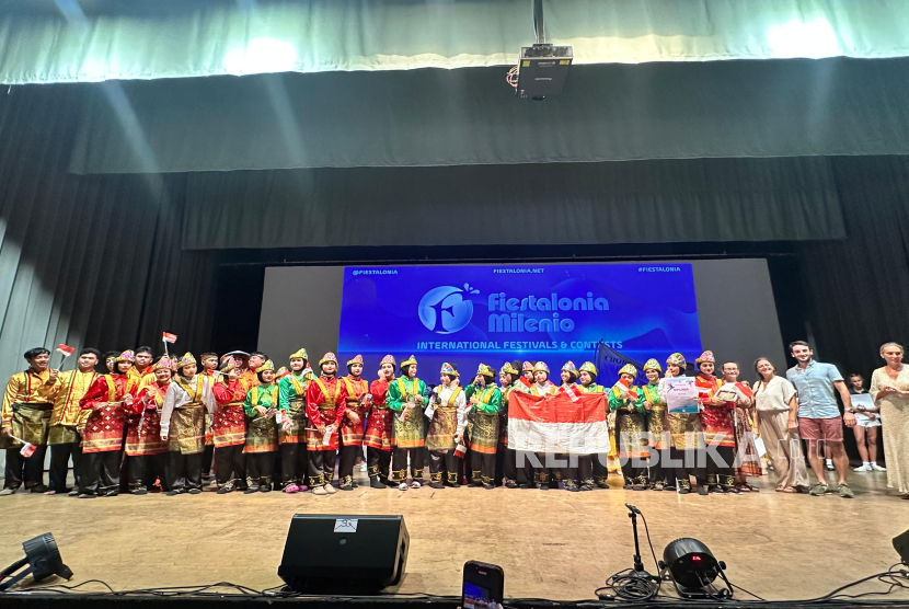 SMP dan SMA Al Izhar Pondok Labu, Jakarta Selatan, meraih dua penghargaan di ajang International Contest Festival Dancing Italy yang digelar di Rimini, Italia. 