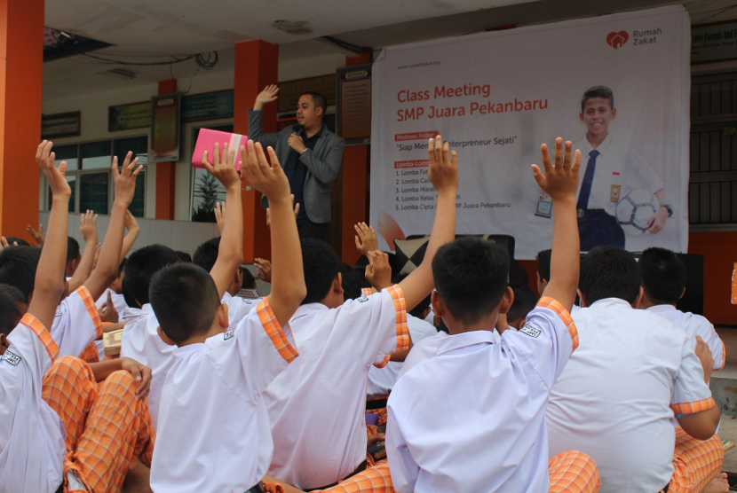 SMP Juara Pekanbaru ikut kegiatan motivasi mengenai entrepreneur.