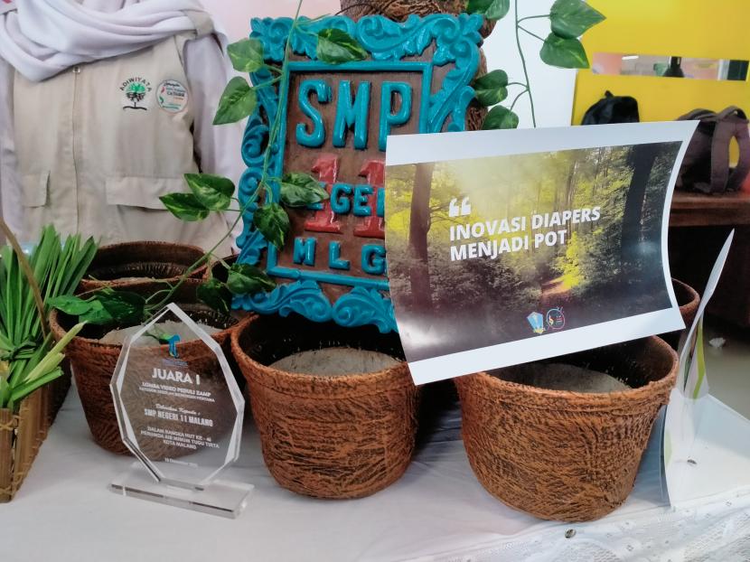   SMP Negeri 11 Kota Malang menyajikan kreasi pot berbahan popok bayi di Pameran Inovasi Pengelolaan Lingkungan Hidup di Malang Creative Center (MCC) Kota Malang.