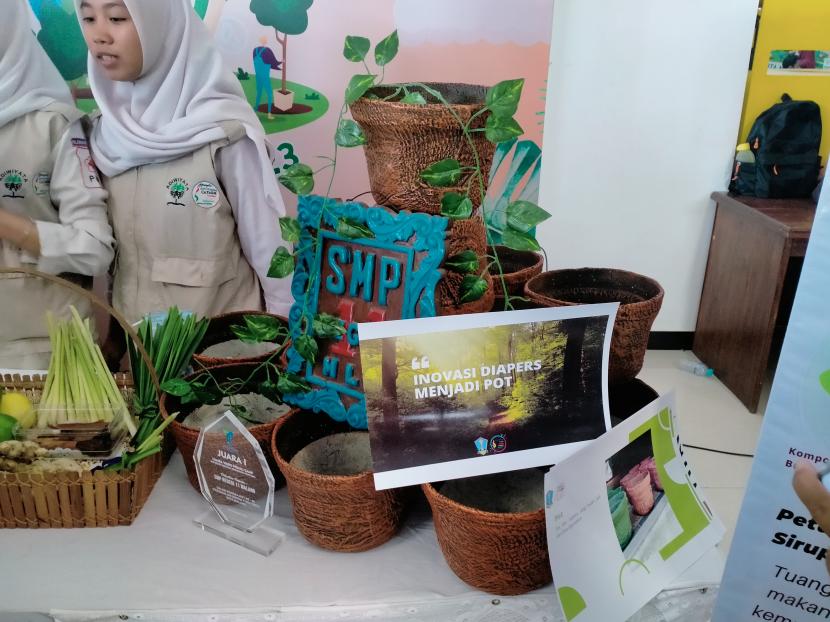 SMP Negeri 11 Kota Malang menyajikan pot berbahan popok bayi di Pameran Inovasi Pengelolaan Lingkungan Hidup di Malang Creative Center (MCC) Kota Malang mulai Senin (19/6/2023) hingga Selasa (20/6/2023).