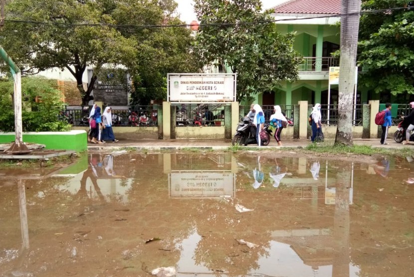 SMP Negeri 9 Kota Bekasi di Kecamatan Jatiasih, Kota Bekasi terkena banjir, Ahad (11/11) akibat curah hujan yang terus meningkat. Pada Senin (12/11), sekolah meniadakan kegiatan belajar-mengajar demi menggelar kerja bakti membersihkan sekolah.