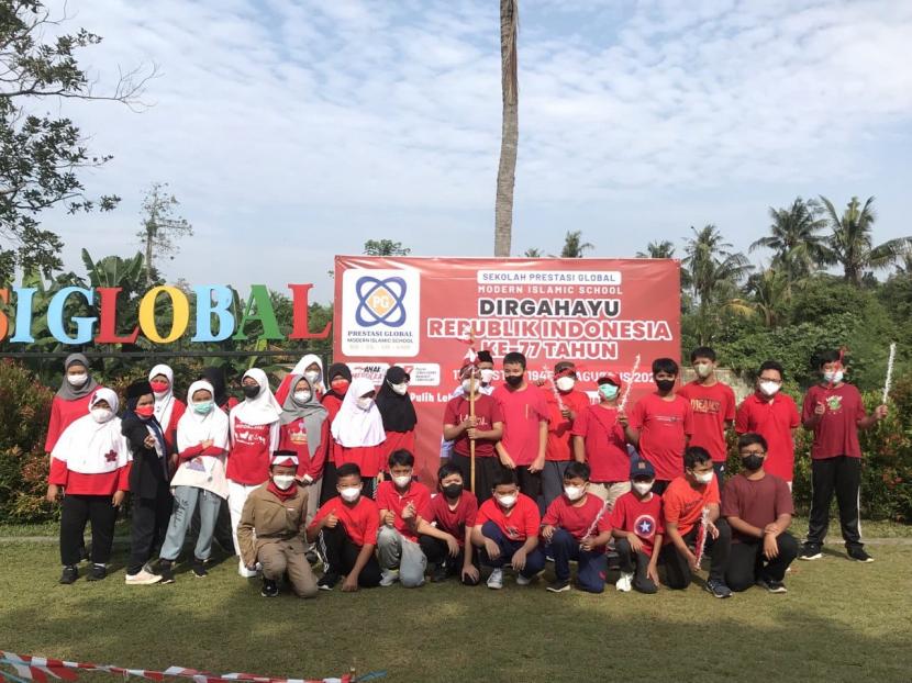 SMP Prestasi Global Depok menggelar aneka perlombaan bernuansa pahlawan dan melestarikan permainan tradisional  dalam rangka menyambut dan memeriahkan peringatan HUT ke-77 RI.