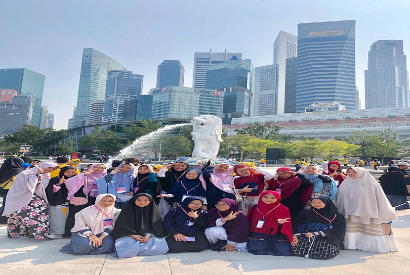 SMP-SMA Ar-Rohmah Putri Pesantren Hidayatullah Malang kembali menggelar 'Overseas Malaysia - Singapura 2019', Ahad - Sabtu (1-7/9).