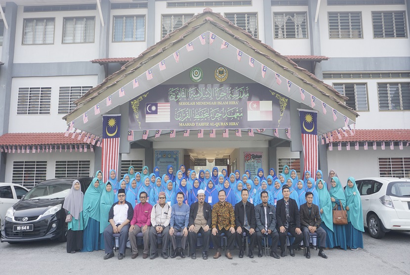 SMP-SMA Ar-Rohmah Putri Pesantren Hidayatullah Malang menyepakati kerja sama dengan Sekolah Menengah Islam (SMI) Hira' Jeram Selangor, Malaysia. Kerja sama itu meliputi pertukaran santri, guru dan pengembangan pendidikan, Selasa (3/9).
