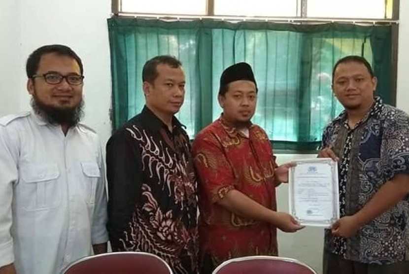 SMPIT Al Hidayah Bogor dan Klinik Pendidikan MIPA (KPM) sepakat untuk membuka Klub Matematika Seikhlasnya (KMS).