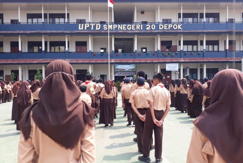 SMPN 20 Depok. Siswa diduga terkena suspeck Hepatitis A. Ada 41 siswa yang diduga terkena suspeck Hepatitis A.