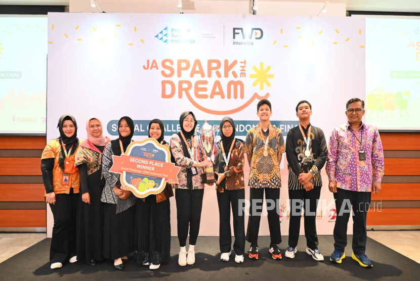 SMPN 6 Depok dan SMP Pembangunan Jaya Tangerang Selatan yang meraih juara pertama dan kedua dalam ajang JA SparktheDream Social Challenge – 2024 Asia Pacific Final.