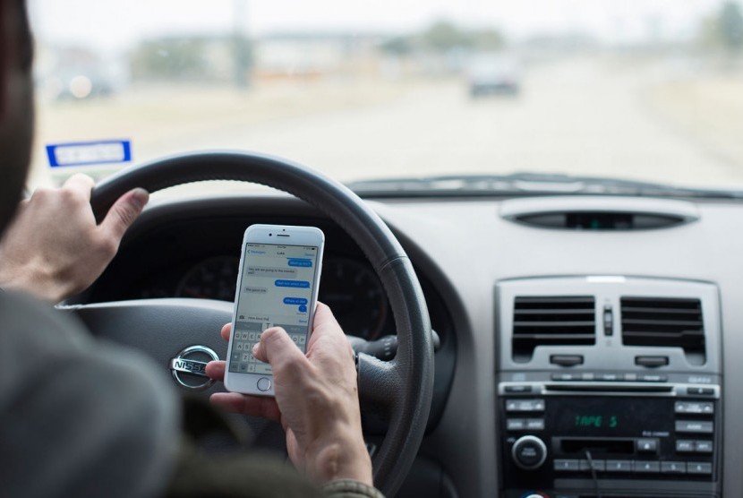 SMS saat mengemudi merupakan tindakan buruk, yang sebaiknya dihindari.