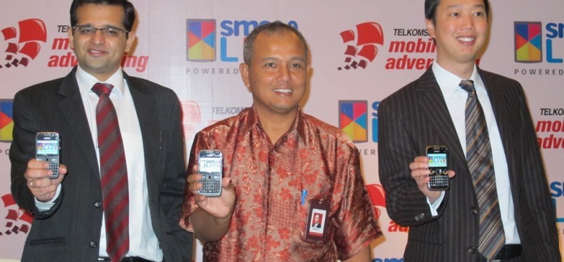 SMS2.0Live-1: (kiri-kanan) CEO Affle Anuj Kumar, VP Mobile Advertising Management Telkomsel Nyoto Priyono, Executive Director Affle Regional Asia Tenggara Ben Fones, saat peluncuran aplikasi SMS2.0Live di Jakarta, (18/5)