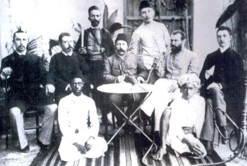   Snouck Hurgronje (paling kiri.) saat tinggal di Jeddah.