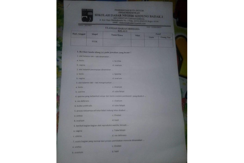 Soal ujian PJOK siswa kelas 5 SDN Kedung Badak 2, Kota Bogor tersebar di kalangan orang tua siswa dan media sosial. Soal-soal ujian mengenai Cara Menjaga Kebersihan Alat Reproduksi ini dinilai terlalu vulgar. 